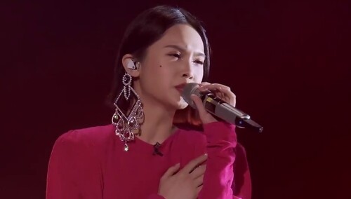 论姐姐的临场反应力,杨丞琳边唱边接住耳环