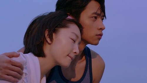 "恋曲1990"相爱特辑 周冬雨魏晨海边定情青春感十足-电影-高清视频