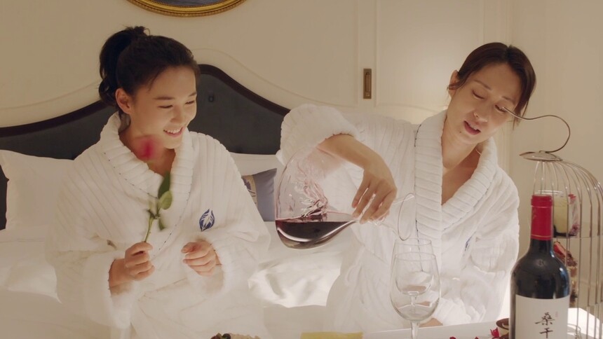 罗晴带小咪在外吃香喝辣柯雷吃泡面略显凄凉