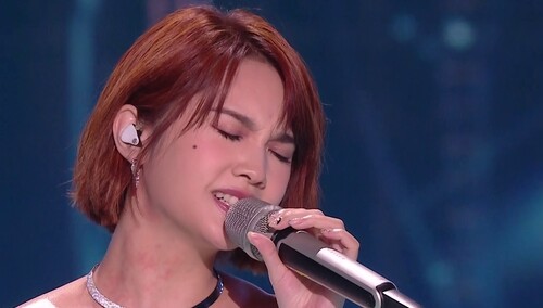 杨丞琳《带我走》绝美舞台 一袭白裙优雅女王范