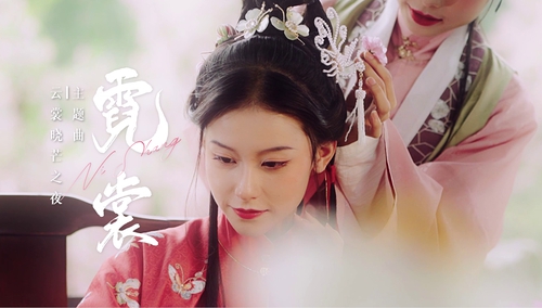 李斯丹妮娄艺潇演绎汉服之美