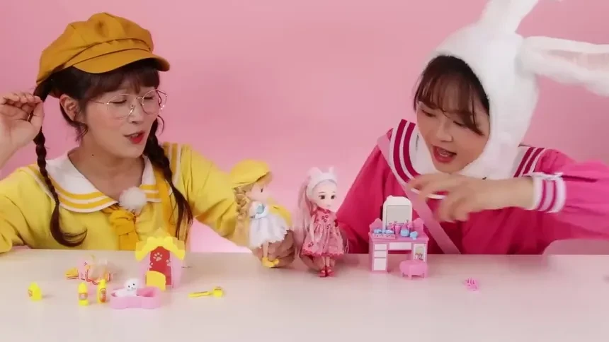 小伶玩具 第153集 和小伶夏天一模一样的人偶娃娃-动漫-高清视频在线