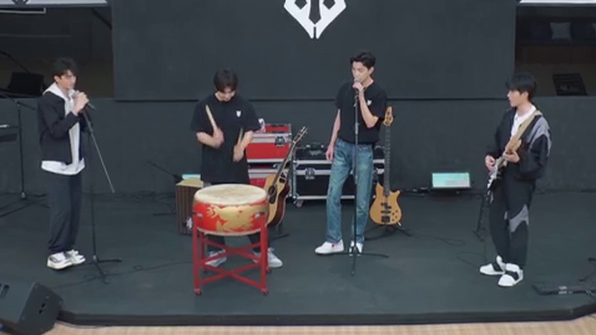 “三打一”乐队首秀 朱嘉琦秀中国大鼓范世錡默契配合
