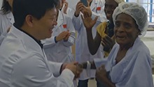 “谢谢你，让我重见光明的中国医生！”