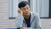 向南带老何运动发泄负面情绪，老何半夜运动大喊被骂“神经病”