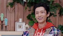 魏晨上班下班“两副面孔”