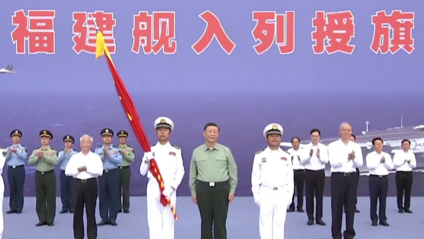 我国第一艘电磁弹射型航空母舰入列 习近平出席入列授旗仪式并登舰视察