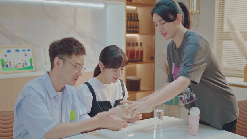 《夏末初见》第33集看点：这口鸡汤我先干了！杨东卓妍顾及沈蕾情绪不敢坦言怀孕之事