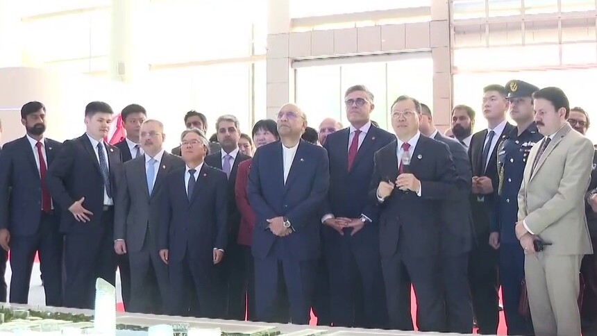 巴基斯坦总统点赞湖南无人叉车：我想把它带回巴基斯坦