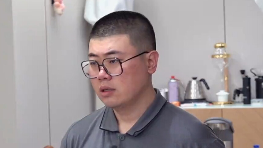 吕严暖心起身下厨分担家务