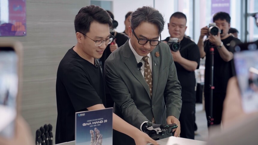 汪涵用AI机械手教手语
