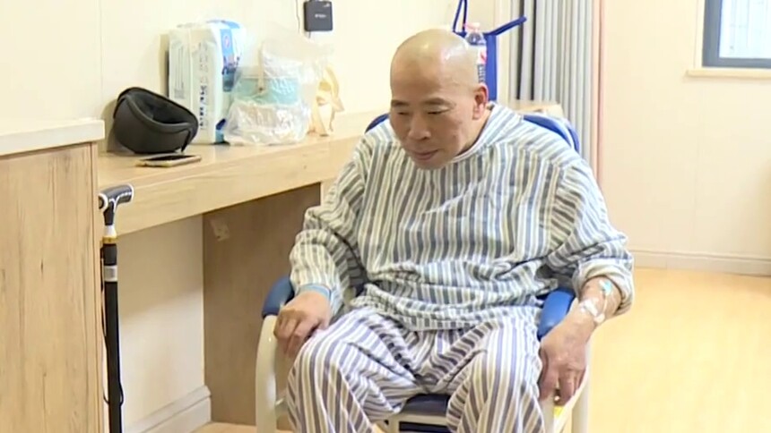 “幸福黄手环”大型脑病公益行：67岁龙大叔患帕金森10年 肢体僵硬行动困难