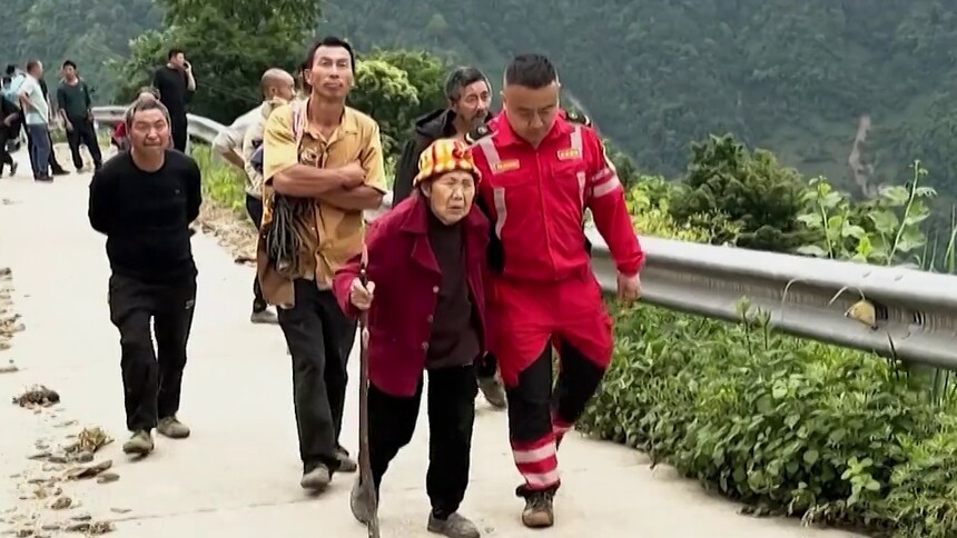 王滔：腿走肿了，也要把村民带出来