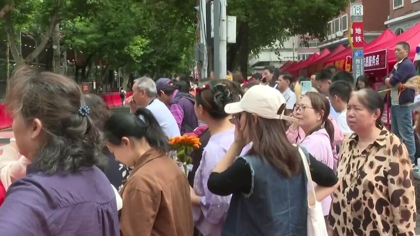 高考最后一日：9日考四门选考科目 考场外的温情守护