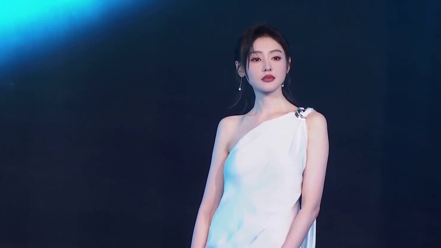 张天爱身着银白色长裙亮相微博电影之夜