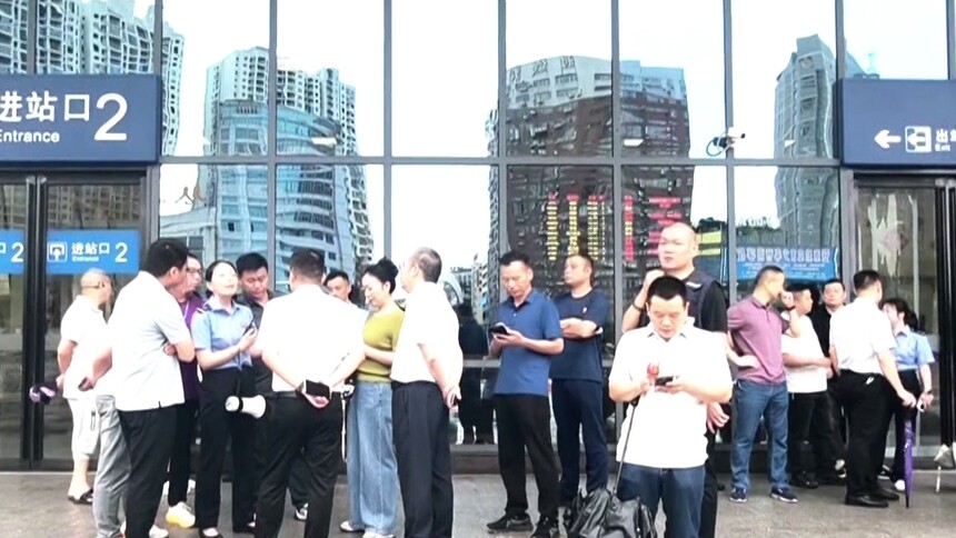 强降雨中的“湖南速度” 不到两小时800余名滞留乘客有序转运