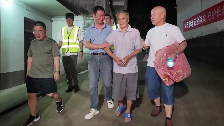 台风“巴威”来袭，安徽多地有序转移安置群众