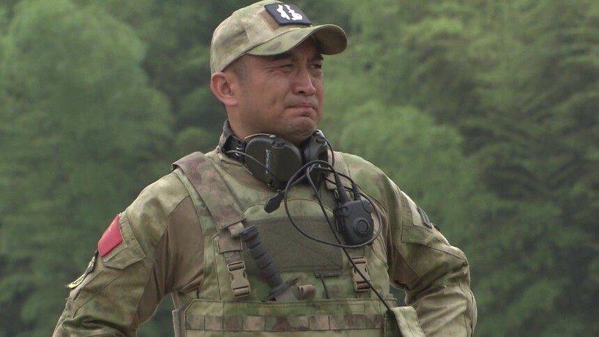 女兵们开始接受排雷训练