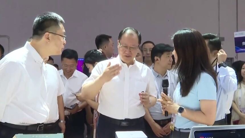 毛伟明在参观2026世界人工智能大会展馆时强调 搭乘“智能快车”把握制胜主动