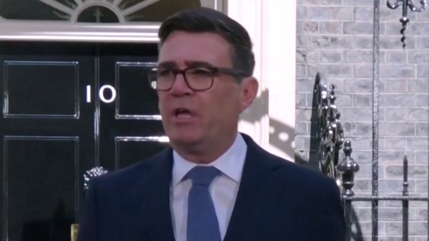 安迪·伯纳姆就任英国首相
