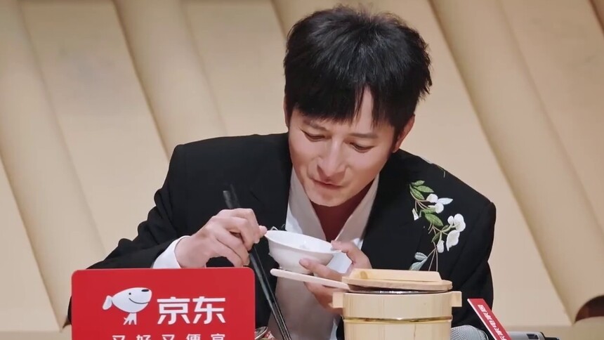 李维嘉吃饭香的原地跺脚脚