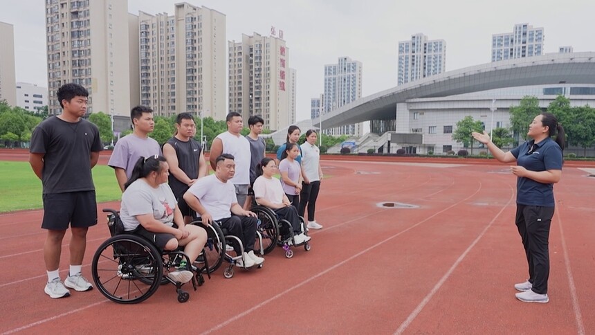 残运赛场 温柔守护