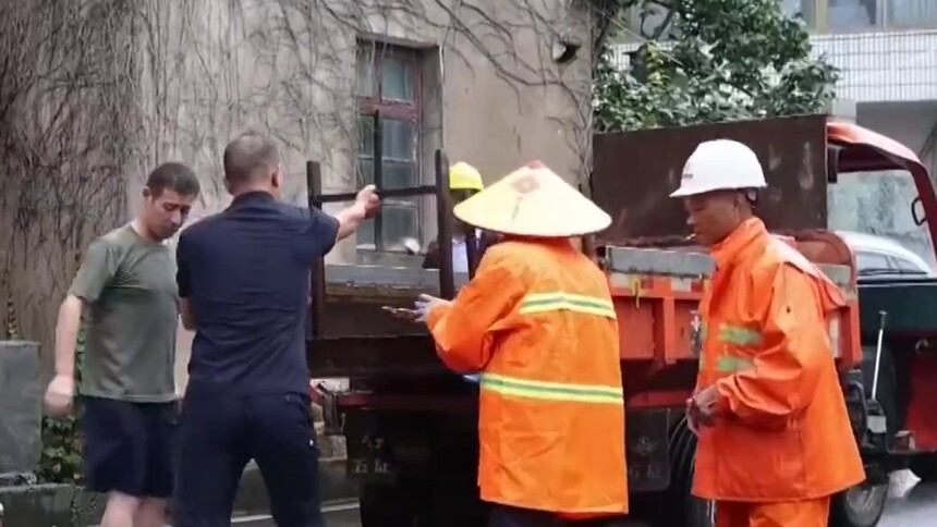 祝徐伟：跳进泥水清淤 多次憋气下潜 15分钟徒手疏通出水口