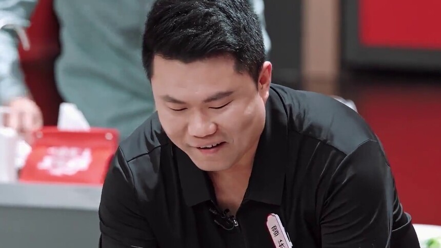 不知道的以为岳云鹏来当厨师了