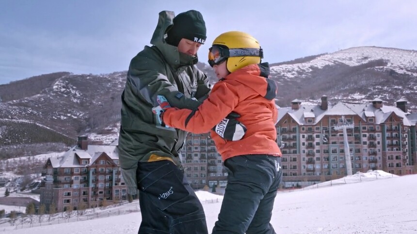 凌风耐心教导小孩滑雪