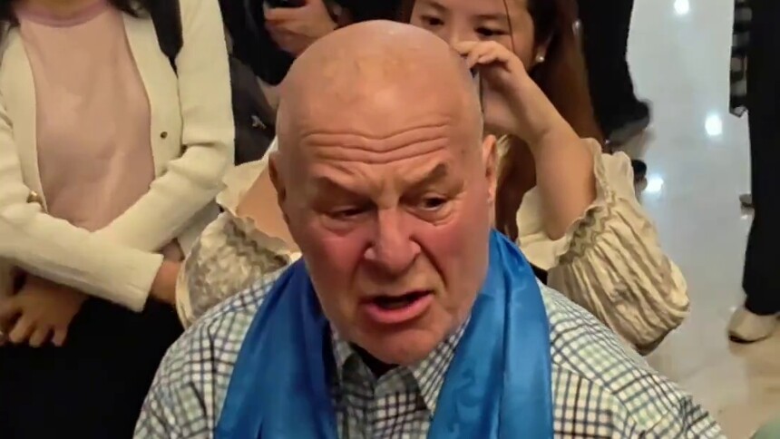 “赛考斯”哭了，“我从未想过还能再见到她”