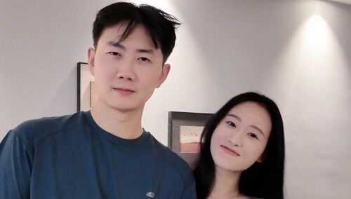 周有君黄寸芷超甜手势舞