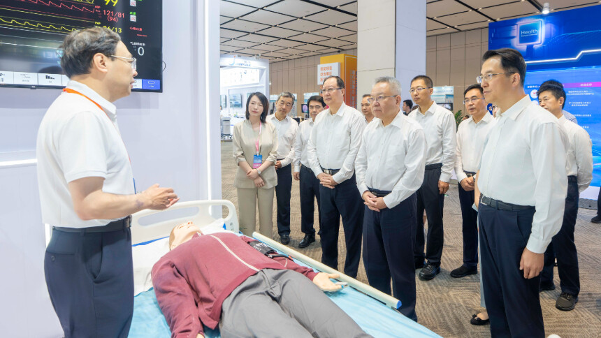 2026全国医学模拟人和健康传感器智能感知大赛颁奖大会暨成果交流展在长沙举行 沈晓明 毛伟明巡展 章轲 谢卫江致辞并颁奖