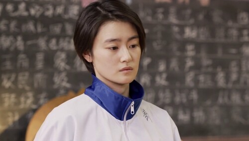 怎样让三位“女明星”同时握手？