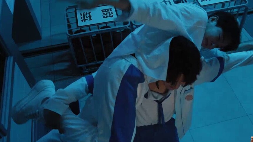 大力小子张真源轻松举起彭昱畅