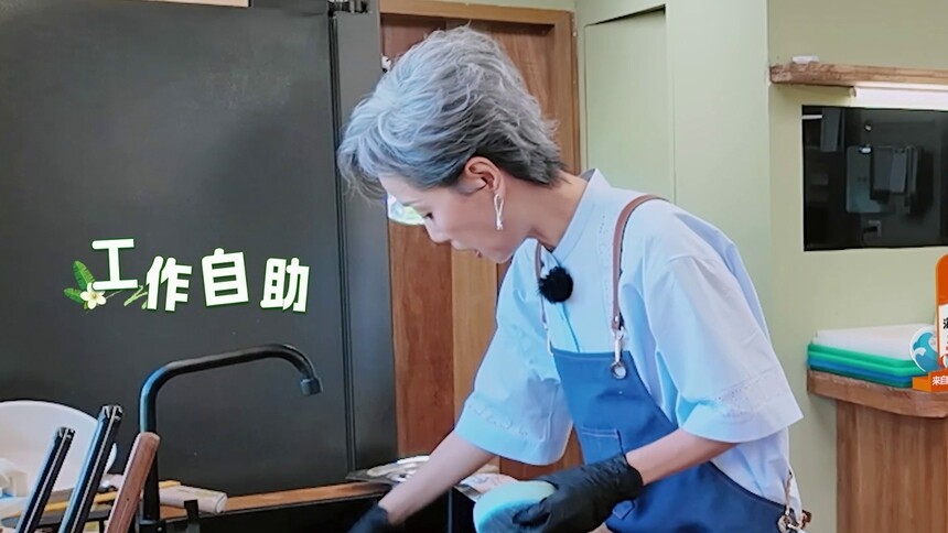 简直就是细节控！叶童后厨岗位初体验什么都想做