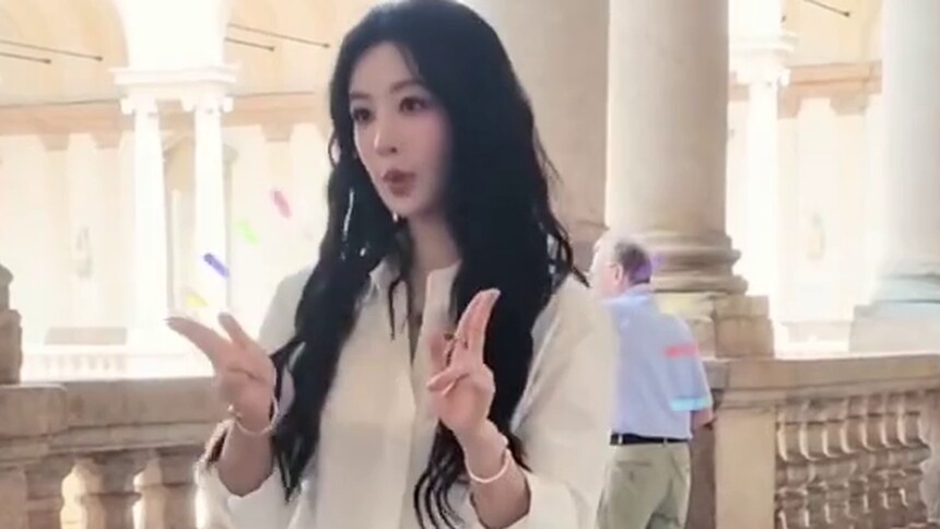 凑热闹追热点：杨紫vlog圣体实锤！上一秒优雅拍照下一秒放飞自我