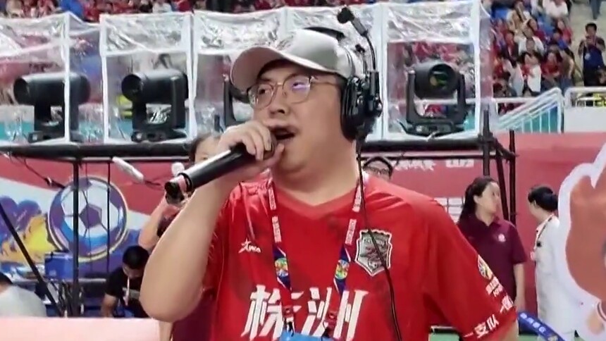 风风火火战湘超 他是赛场“气氛官”：湖南首位赛事MC郑齐的体育追梦路