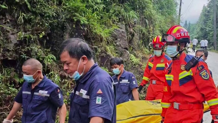 江西遂川县高坪镇发生泥石流灾害 明坑村通往石下组灾害现场道路已抢通