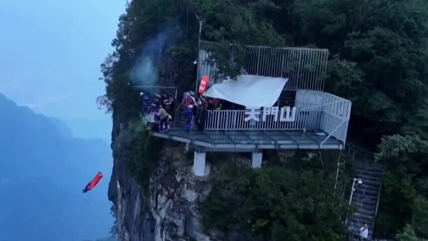 张家界：翼装飞行世锦赛开赛 11国飞人上演空中竞速