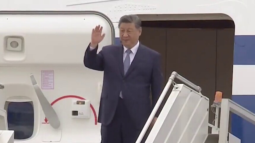 习近平抵达新德里出席金砖国家领导人第十八次会晤