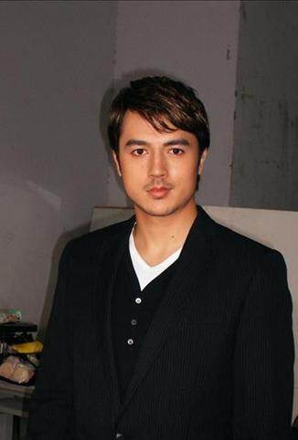 生日:1982年05月20日 简介:班杰(英文名:benji),中文名王宏文,台湾男