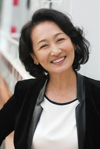 毕业于上海戏剧学院,曾经是斯琴高娃之后的内蒙古第一女演员,最红的